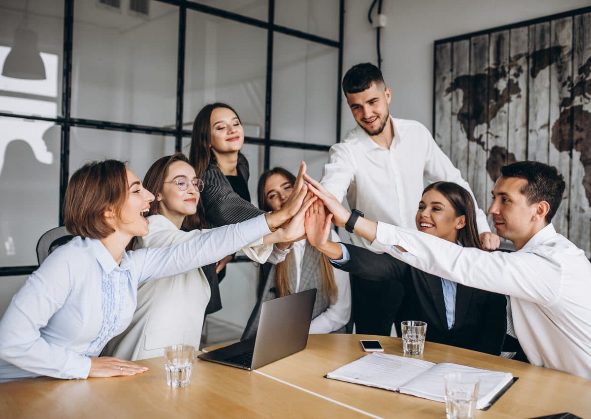 Estrutura de construção com equipe técnica